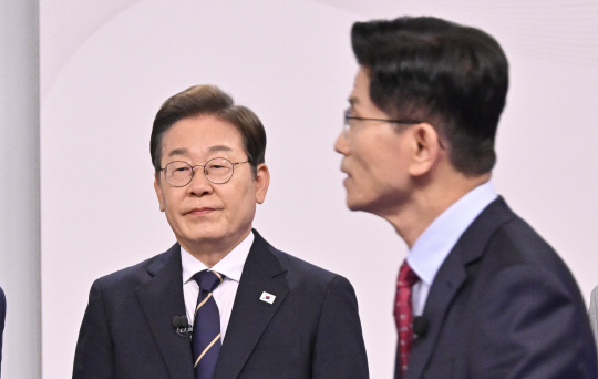 김문수(오른쪽) 국민의힘·이재명 더불어민주당 대선 후보가 18일 서울 마포구 상암동 SBS 프리즘센터 스튜디오에서 열린 제21대 대선 1차 후보자 토론회에 참석해 시작을 기다리고 있다. [국회사진기자단]